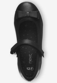 Ballerine en cuir noir avec un bout rond, ornée d'un détail noeud. L'intérieur présente un motif d'étoiles, avec une sangle Velcro sur le côté pour un ajustement sécurisé.