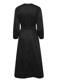 Schwarzes Kleid aus glattem Stoff, mit einem taillierten Gürtel, langen Ärmeln und einer mittellangen Länge bis zur Wade mit geradem Schnitt und minimalen Details.