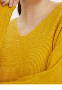 Maglione giallo a coste con scollo a V e maniche lunghe, caratterizzato da una morbida texture e una vestibilità comoda.