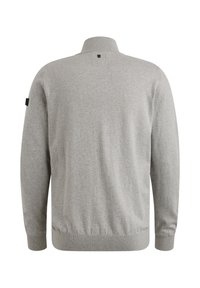Grauer Strickpullover mit hohem Kragen, gerippten Bündchen und Saum, versehen mit einem kleinen schwarzen Etikett am linken Ärmel und einer glatten Oberfläche.