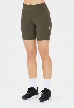 Shorts de sport vert olive avec une taille haute, en tissu texturé, coutures plates et accents réfléchissants sur les poches latérales.