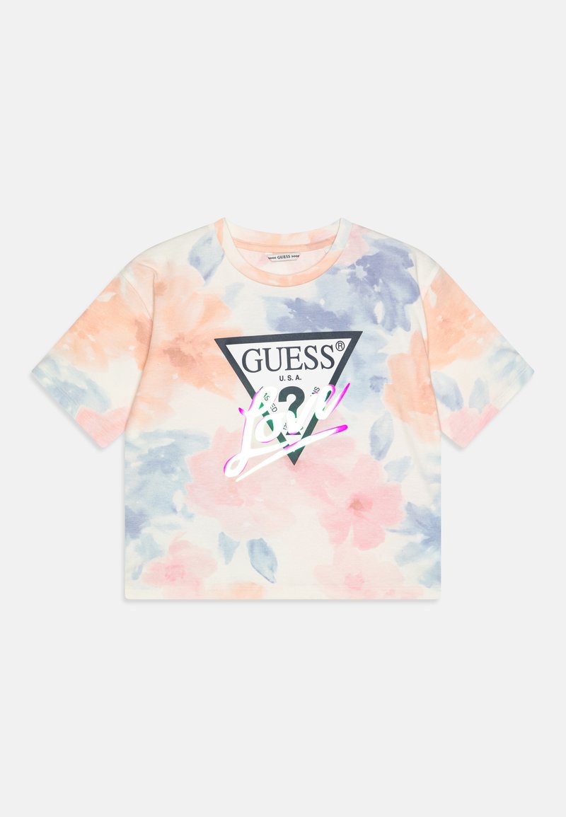 T-shirt tie-dye raccourci dans des teintes pastel de rose, violet et bleu avec un logo triangulaire noir "GUESS" et un accent en blanc en cursive "Love".