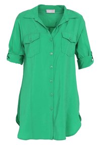 Abito verde a camicia con maniche arrotolate e due tasche sul petto con bottone, caratterizzato da un colletto e un orlo leggermente svasato.