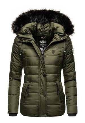 Olivengroene gewatteerde jacket met een nep-bonten capuchon. Bevat ritszakken aan de zijkant, elastische manchetten en een logo-embleem op de mouw.