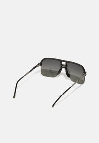Occhiali da sole neri con forma rettangolare, lenti grigie e sottili dettagli metallici sulla montatura e sulle astine. Il design è elegante e moderno.
