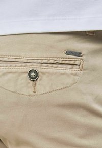 Jack & Jones MARCO FRED AMA - Pantalones chinos - white pepper
