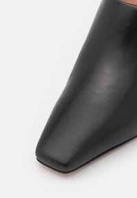 BOSS CHARLOTTE SABOT - Mules de salto - black