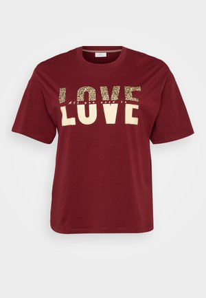T-shirt burgundy de mangas curtas com a palavra "LOVE" em texto dourado e padrão de leopardo. Design simples de decote redondo, em material de algodão macio.