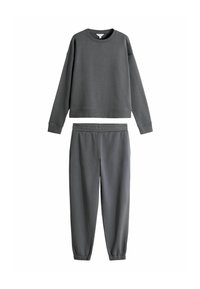 Felpa grigia e pantaloni coordinati realizzati in tessuto morbido. La felpa ha un colletto rotondo e maniche lunghe, mentre i pantaloni presentano un elastico in vita.