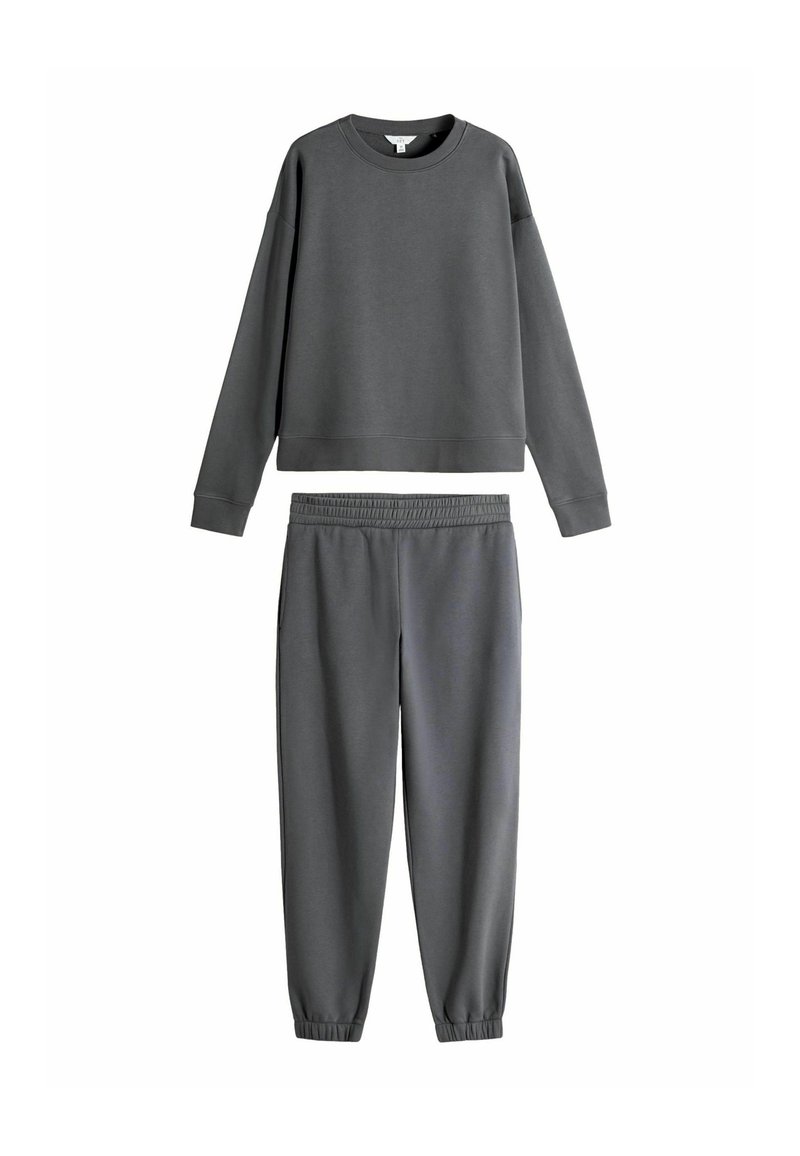 Felpa grigia e pantaloni coordinati realizzati in tessuto morbido. La felpa ha un colletto rotondo e maniche lunghe, mentre i pantaloni presentano un elastico in vita.