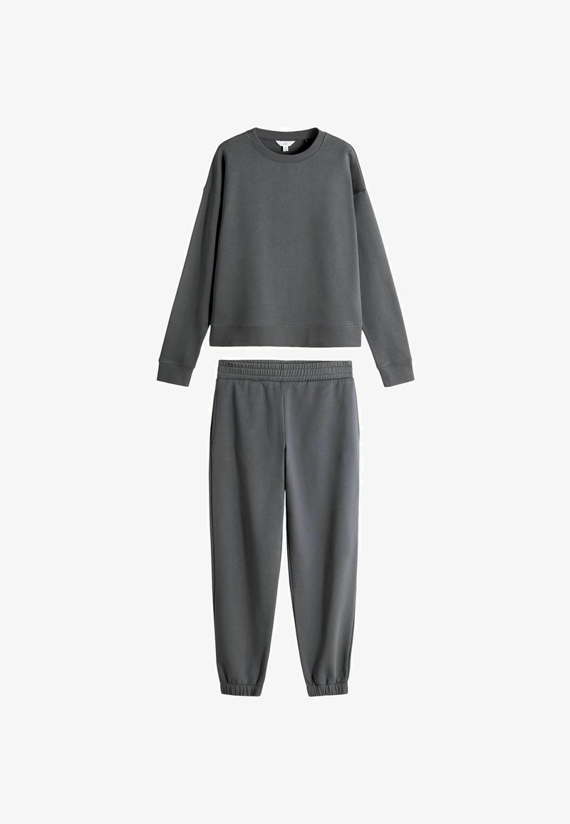 Felpa grigia e pantaloni coordinati realizzati in tessuto morbido. La felpa ha un colletto rotondo e maniche lunghe, mentre i pantaloni presentano un elastico in vita.