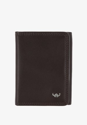 Cartera de cuero marrón oscuro con costuras visibles y pequeño emblema de plata en la esquina inferior derecha.