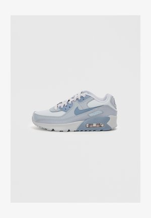 Sneaker grigio chiaro e blu con una parte superiore in pelle liscia, collo imbottito e ammortizzazione ad aria visibile nella suola. Presenta dettagli testurizzati.