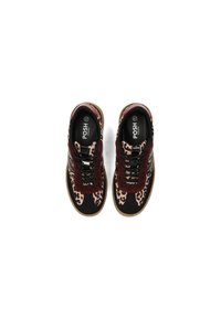 Sneakers neri e borgogna con dettagli a stampa leopardata. Presentano lacci neri resistenti, una soletta imbottita e una suola in gomma. Taglia 37.