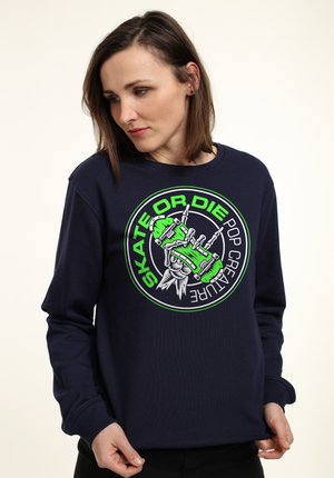 Marineblaue Sweatshirt mit einem auffälligen grafischen Druck in Grün und Schwarz, der ein Design mit einem Skateboard und einem Skelett zeigt. Lange Ärmel und Rundhalsausschnitt.