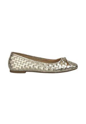 Metallisch goldene flache Schuhe mit gewobener Struktur, runder Zehenpartie und Schleifendetail vorne. Sie haben einen niedrigen, flachen Absatz für Komfort.