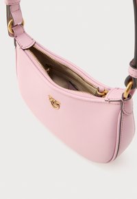 Ροζ δερμάτινη τσάντα ώμου με κλείσιμο φερμουάρ, επιχρυσωμένα μεταλλικά στοιχεία και διακριτικό λογότυπο. Διαθέτει ανθεκτικό ιμάντα και εσωτερική τσέπη.