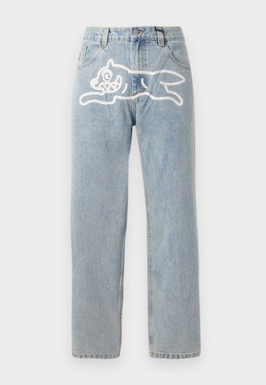 Lyselavendel denim jeans med en lige pasform, der har et stort hvidt grafik af en kat på ryggen. Klassisk fem-lommers design.