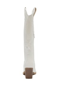 Botas de cuero blancas hasta la rodilla con detalles bordados, puntera redonda y tacón de madera apilada. Cierre de cremallera lateral para facilitar el uso.