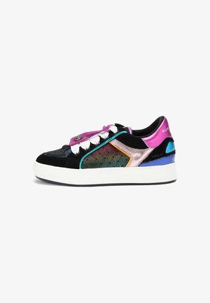 Multikleurige sneaker met zwarte suède, metallic accenten, golvende patronen en witte veters. Dikke witte zool met kleurrijke hieldetails.