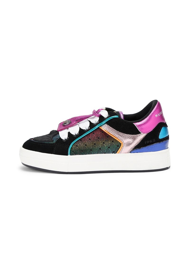 Sneaker multicolore con suede nero, dettagli metallici, pattern ondulati e lacci bianchi. Suola bianca spessa con dettagli colorati sul tallone.