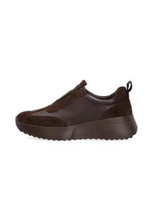 Donkerbruine instapsneaker met suède en leren panelen, dikke zool en een treklus aan de hiel, zijaanzicht.