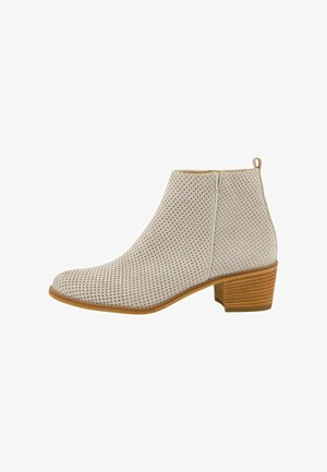 Stivale alla caviglia beige perforato con punta rotonda e tacco basso a fascetta. Dotato di una cerniera laterale e texture liscia con suola a contrasto.