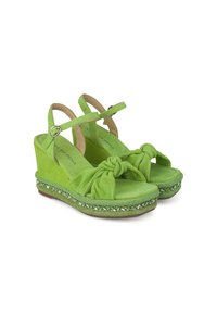 Sandali con zeppa in suede verde con fascia anteriore annodata, cinturino alla caviglia regolabile e piattaforma testurizzata decorata.