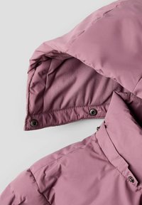 Gepofte roze jas met een gladde buitenkant, een fleece-voering in de capuchon en drukknoopsluiting details. Beschikt over een hoge kraag en een zachte binnenkant.