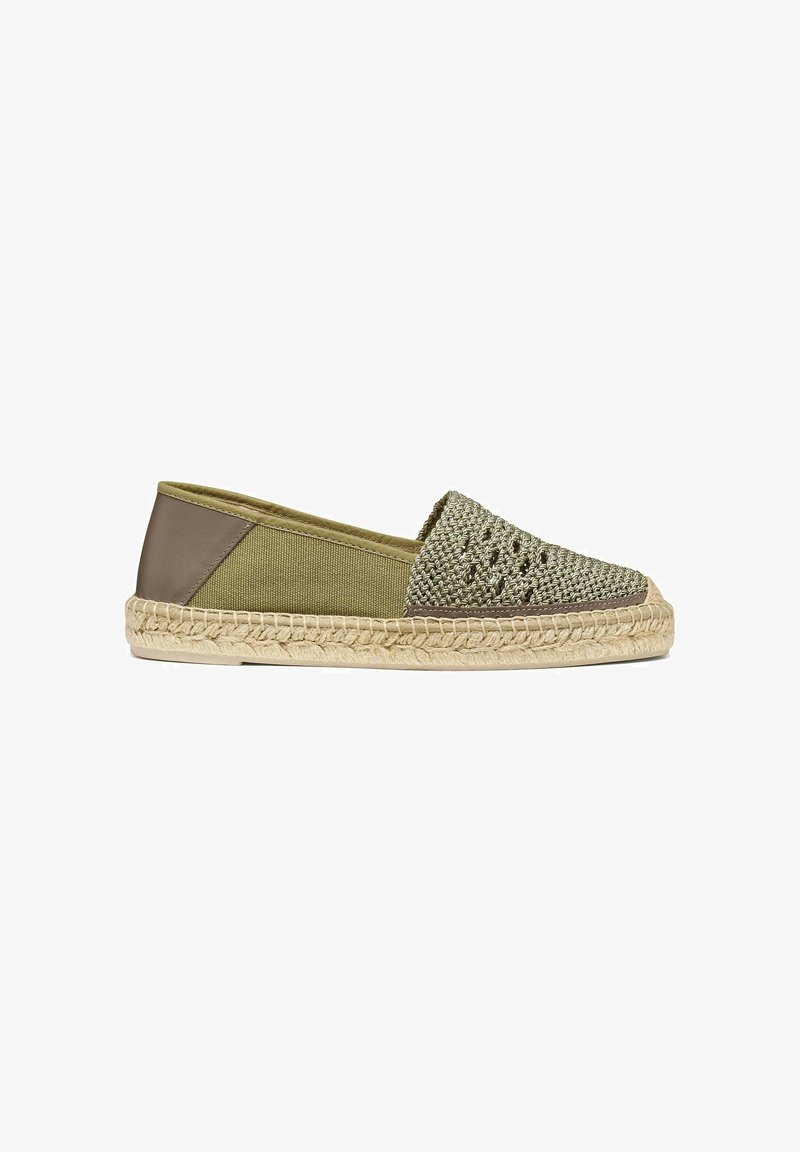 Espadrille vert olive avec l’avant tissé, côtés en tissu, patch brun au talon et semelle en jute tressée, vue de côté sur fond blanc.