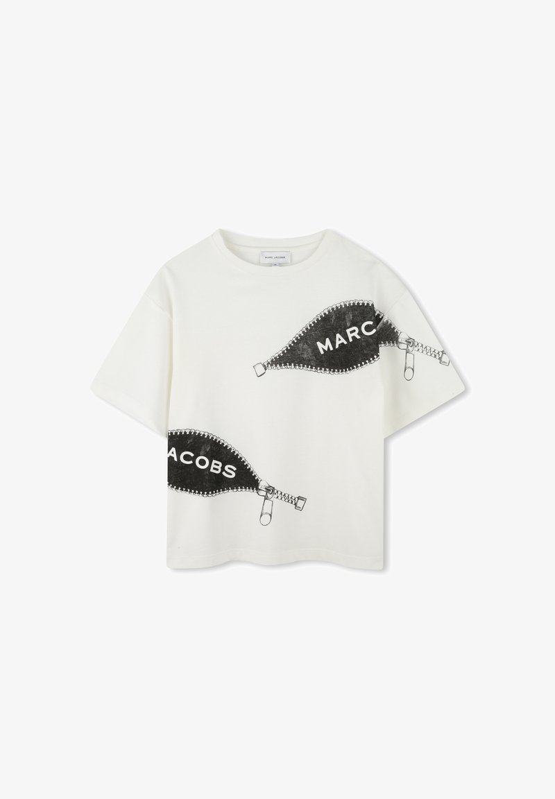 Biała koszulka z krótkim rękawem z czarnymi nadrukami graficznymi zamków błyskawicznych oraz napisami "MARC" i "MACOBS" po obu stronach. Materiał bawełniany.