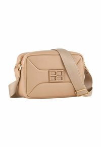 Beige taška přes rameno z měkkého materiálu s diagonálními akcenty, zlatým logem a nastavitelným látkovým popruhem. Zapínání na zip nahoře.