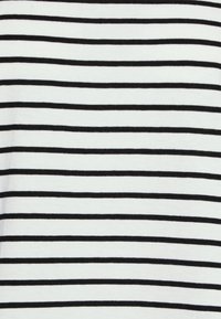 Tecido listrado em preto e branco com linhas horizontais espaçadas uniformemente. A textura parece suave, provavelmente feita de algodão ou material semelhante.