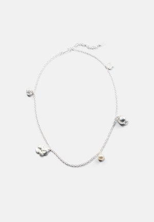 Collar de cadena de plata que presenta diversas cuentas de plata texturizadas y una perla central. Los detalles notables incluyen formas y acabados distintos.