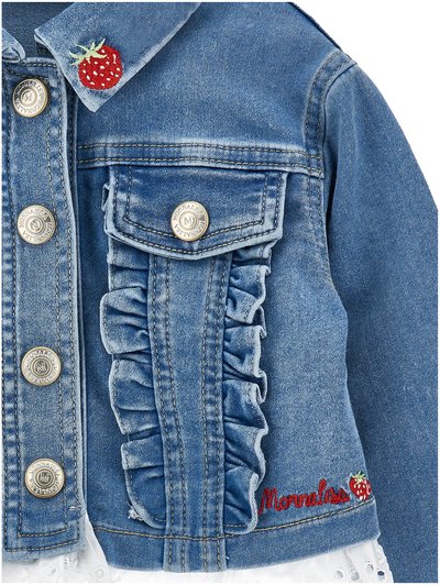 Μπλε τζιν μπουφάν με βολάν στην τσέπη μπροστά, μεταλλικά κουμπιά, κεντημένα φράουλες και κόκκινο κείμενο «Monnalisa» κοντά στο τελείωμα.