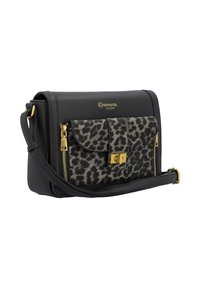 Sac bandoulière en cuir noir avec une poche avant en imprimé léopard, quincaillerie dorée, fermeture zippée et sangle réglable. Surface texturée et design épuré.