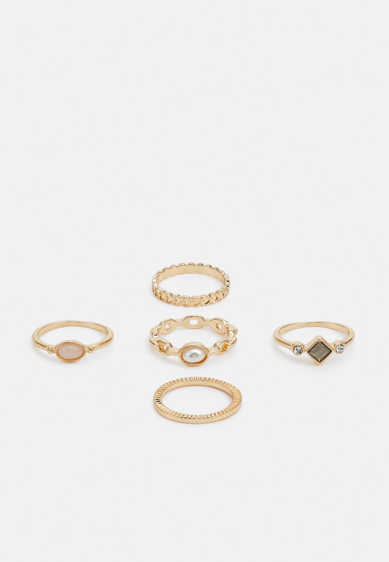 Set aus fünf goldenen Ringen mit unterschiedlichen Designs: einer mit einem ovalen Stein, einer mit einem strukturierten Band und mehrere mit dekorativen Akzenten.