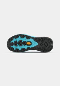 Schwarze Gummisohle mit einer blauen Zwischensohle, die ein strukturiertes Profildesign und ein gelbes Vibram-Logo aufweist. Bogenförmiges, ergonomisches Design.