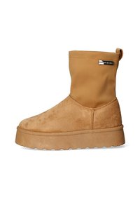 Stivali alla caviglia color cammello con una parte inferiore in morbido suede e una parte superiore in finta pelle liscia. Suola con plateau spesso e dettagli di presa testurizzati.