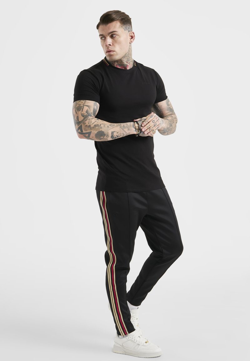 Herren T-Shirts basic | SIKSILK MESSI T-Shirt basic black/schwarz - LY38736 Herren T-Shirts basic | SIKSILK MESSI T-Shirt basic black/schwarz - LY38736