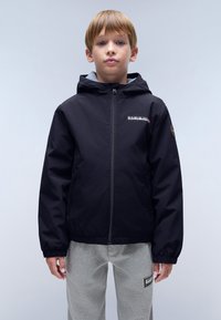 Schwarze Kapuzenjacke mit einem Frontreißverschluss, elastischen Bündchen und Seitentaschen; mit Logo auf der Brust und grauem Futter in der Kapuze.