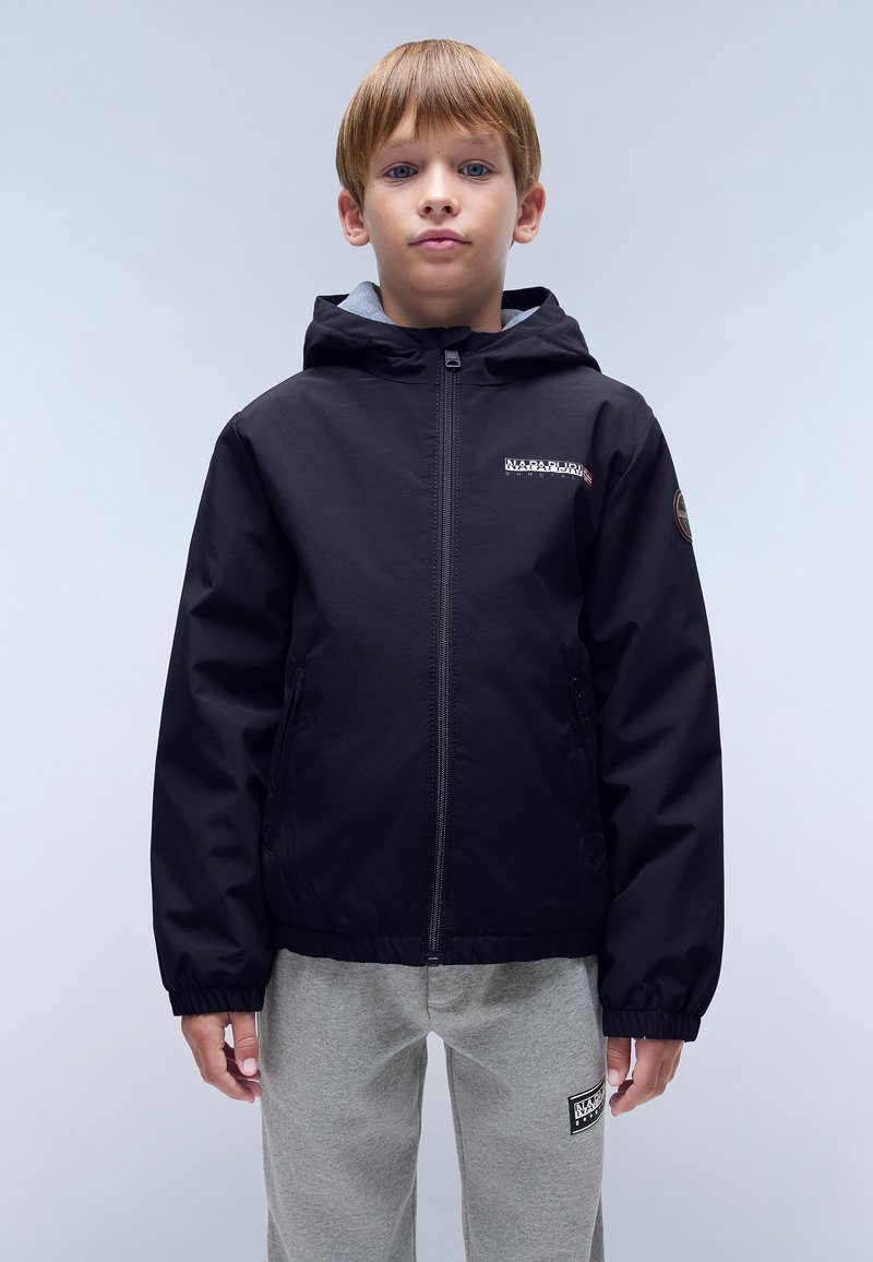 Schwarze Kapuzenjacke mit einem Frontreißverschluss, elastischen Bündchen und Seitentaschen; mit Logo auf der Brust und grauem Futter in der Kapuze.