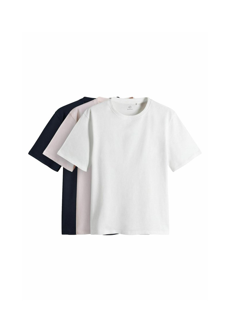 Drie t-shirts met korte mouwen: één wit, één lichtroze, één marineblauw. Gemaakt van katoen met een ronde halslijn en een ontspannen pasvorm.