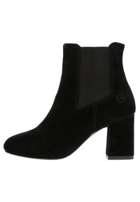 Bottines en suède noir avec un talon bloc haut, dotées de panneaux latéraux élastiques et d'un bout pointu. Détail logo subtil sur le talon.
