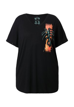 Zwart T-shirt met V-hals en korte mouwen, met een oranje en turquoise botanische afbeelding op de linkerborst.