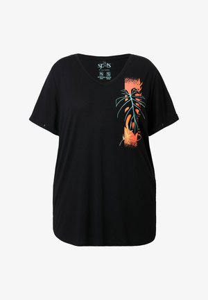 Sort V-hals kortærmet skjorte med orange og blågrønt botanisk motiv på venstre brystområde.