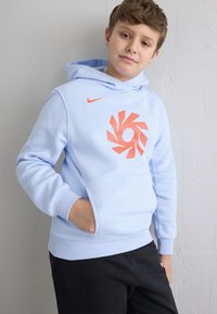 Světle modrá mikina s kapucí z měkké látky, s velkým oranžovým logem na přední straně, s klokánkovou kapsou a žebrovanými manžetami.