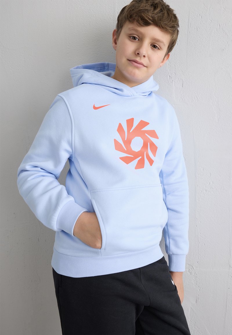 Světle modrá mikina s kapucí z měkké látky, s velkým oranžovým logem na přední straně, s klokánkovou kapsou a žebrovanými manžetami.