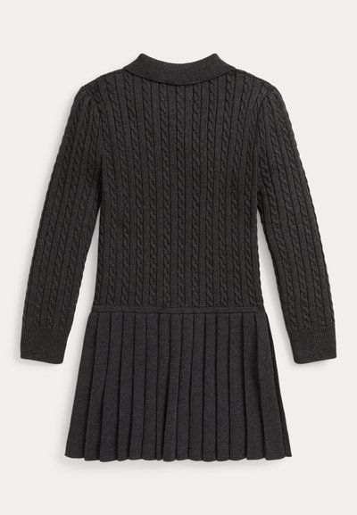 Austi tumši pelēki adīts kleitas svārki ar kabeli rakstu, ribotām apkaklēm un plisētiem svārkiem. Audums izskatās mīksts ar teksturētu virsmu.