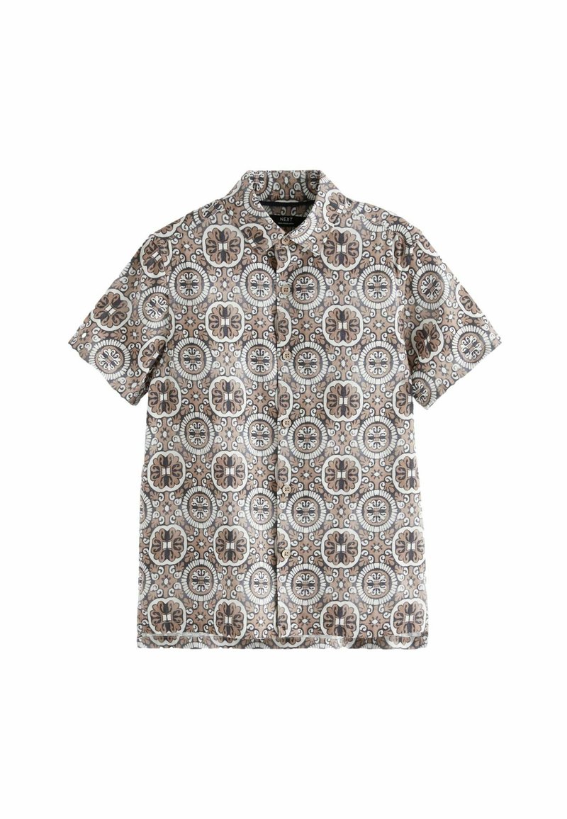 Camisa de botones de manga corta con un patrón floral en marrón y beige, que presenta un cuello ajustado y una tela ligera con una textura suave.